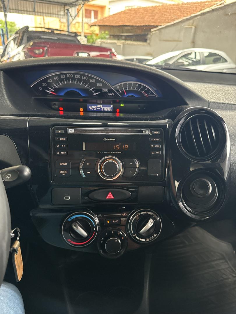 TOYOTA Etios Sedan - Foto