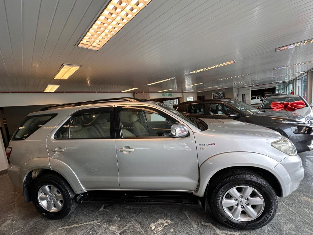 TOYOTA Hilux SW4 - Foto