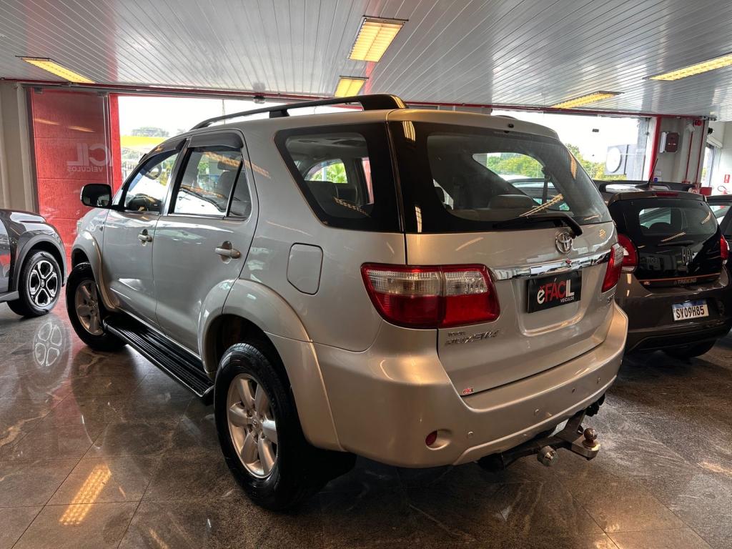 TOYOTA Hilux SW4 - Foto