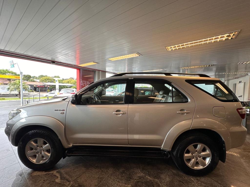 TOYOTA Hilux SW4 - Foto