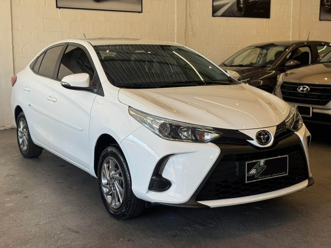 TOYOTA Yaris Sedan - Foto