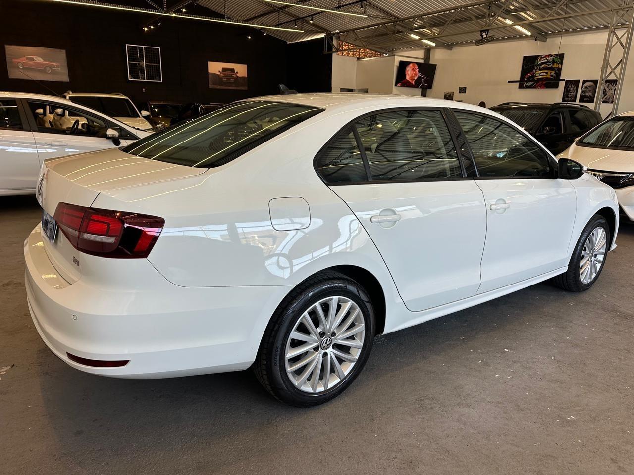 VOLKSWAGEN Jetta - Foto