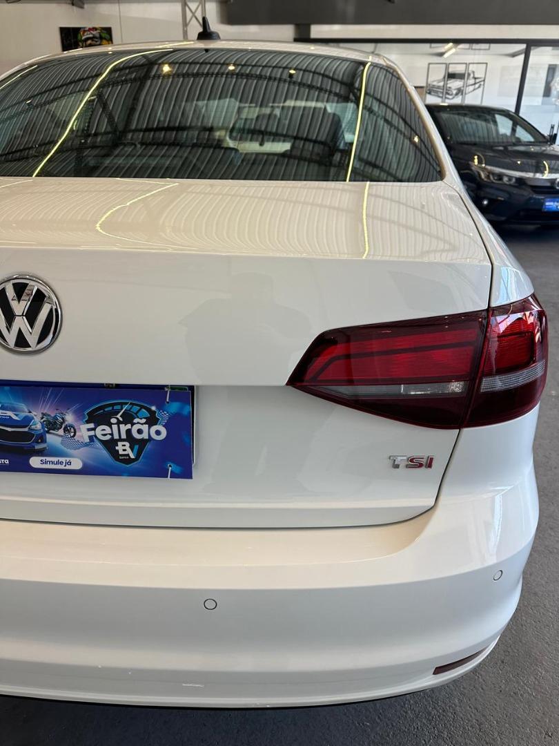 VOLKSWAGEN Jetta - Foto