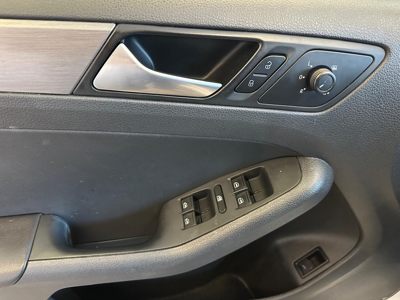 VOLKSWAGEN Jetta - Foto