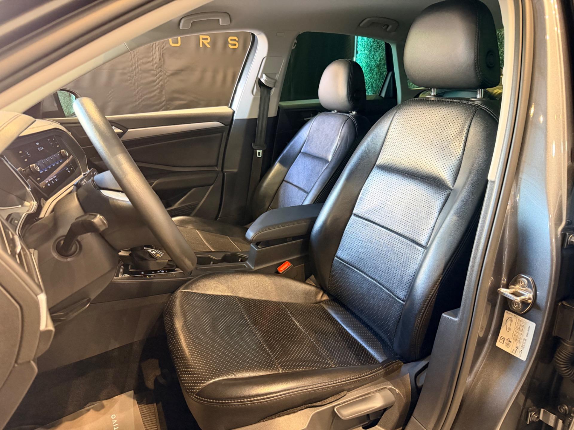 VOLKSWAGEN Jetta - Foto