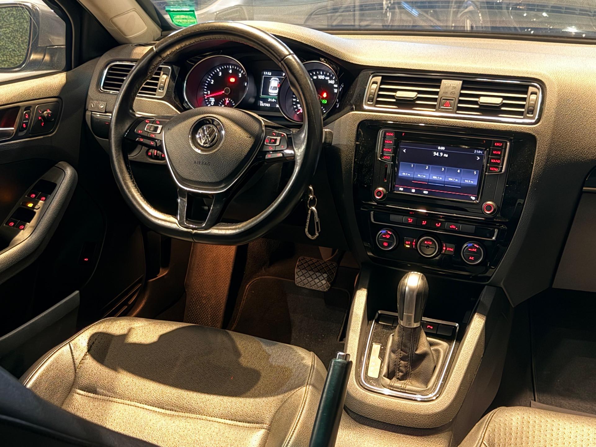 VOLKSWAGEN Jetta - Foto