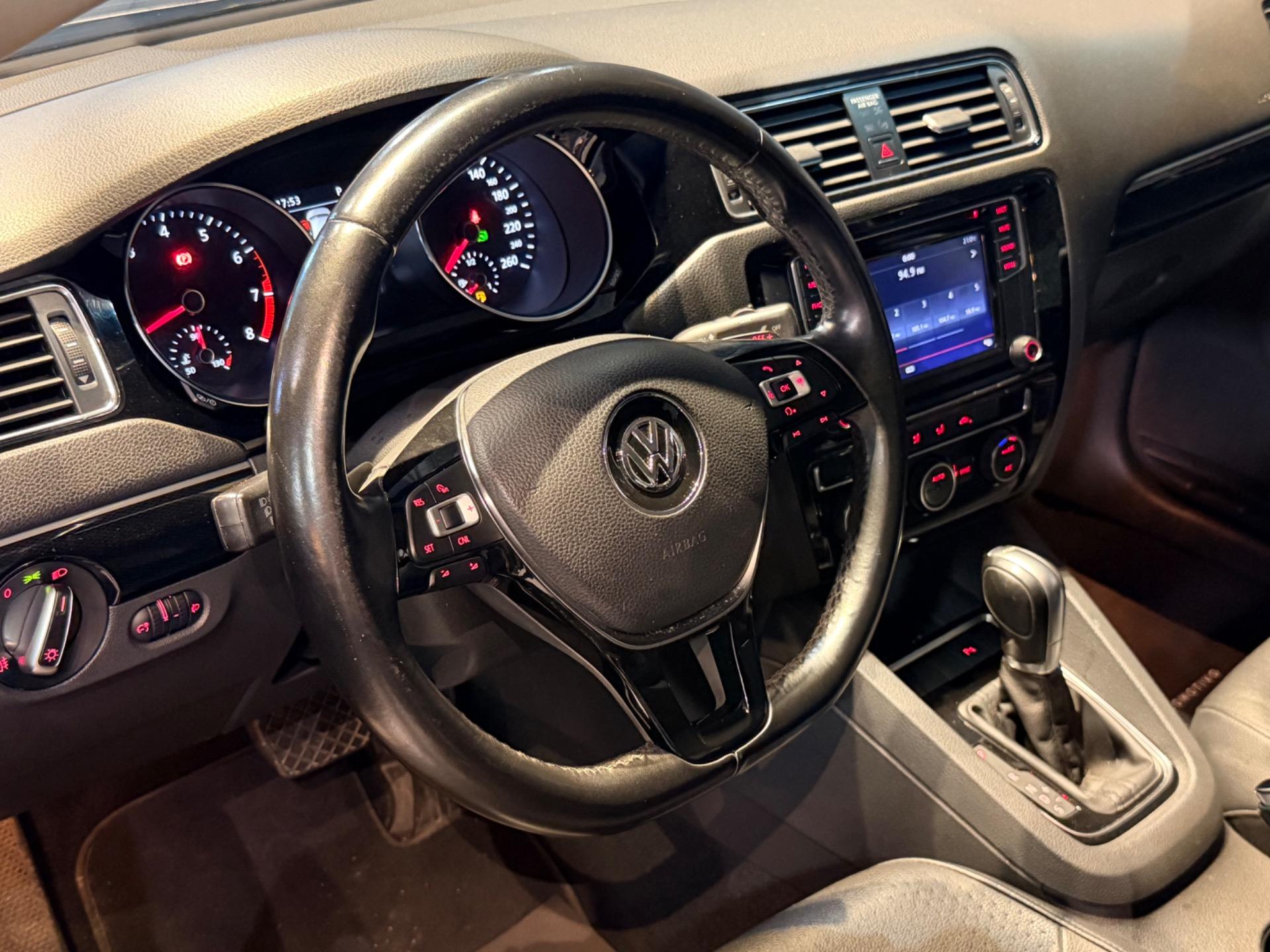 VOLKSWAGEN Jetta - Foto