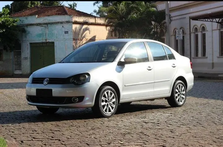 VOLKSWAGEN Polo Sedan - Foto
