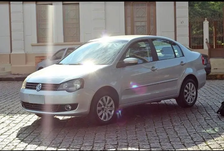 VOLKSWAGEN Polo Sedan - Foto