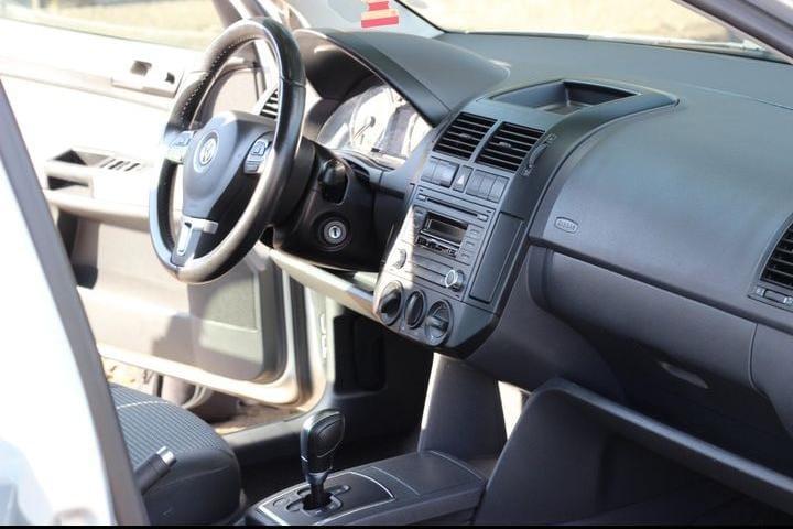 VOLKSWAGEN Polo Sedan - Foto