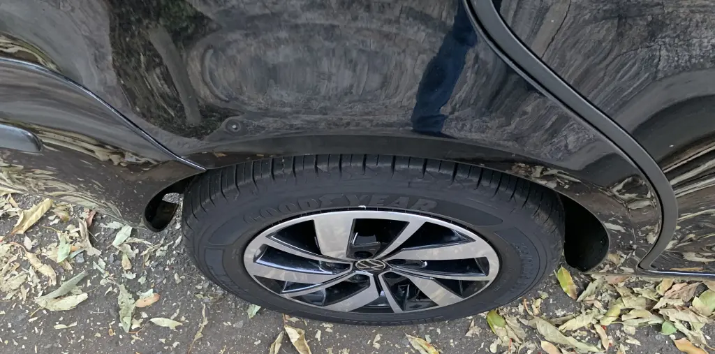 VOLKSWAGEN Polo Sedan - Foto