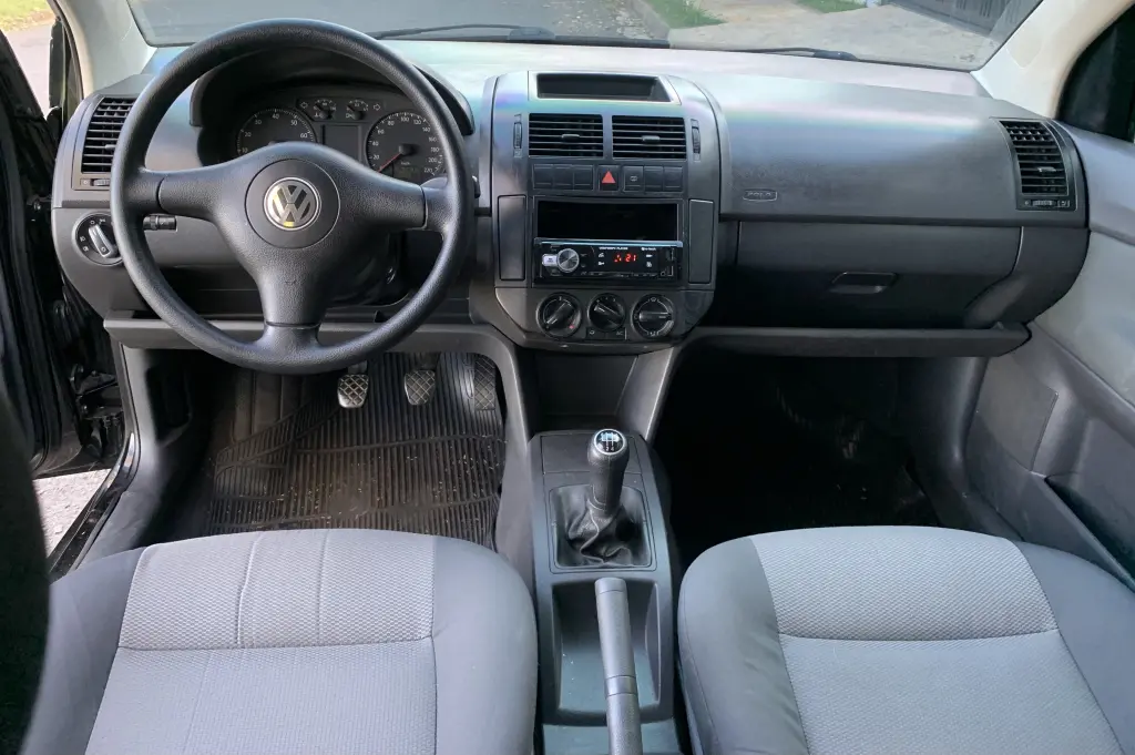VOLKSWAGEN Polo Sedan - Foto