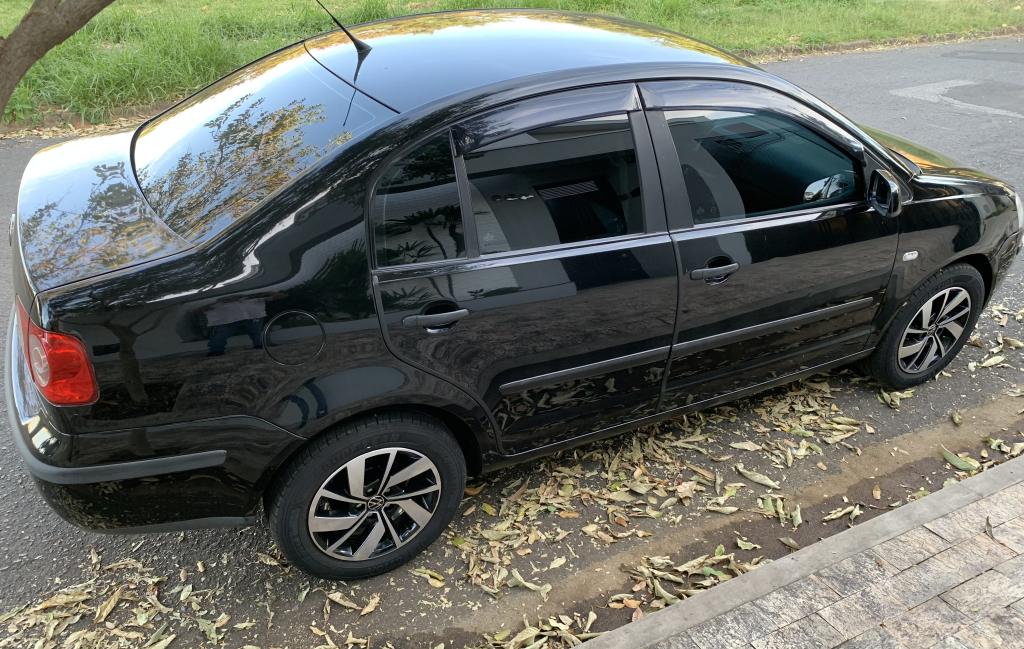 VOLKSWAGEN Polo Sedan - Foto