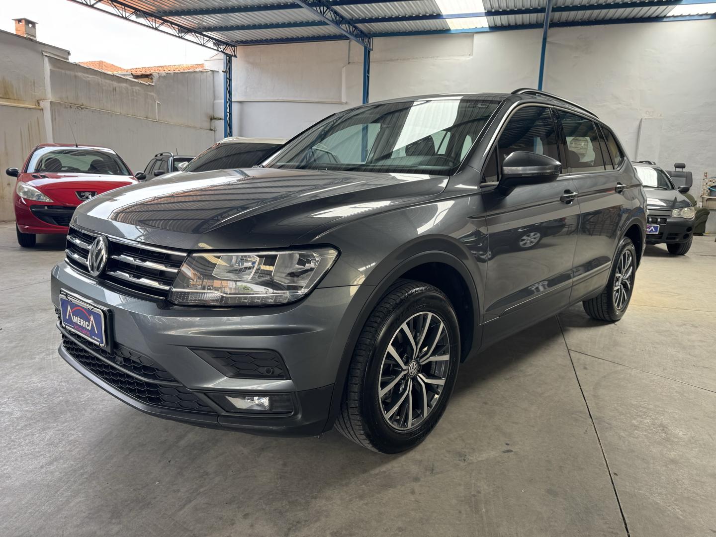 VOLKSWAGEN Tiguan