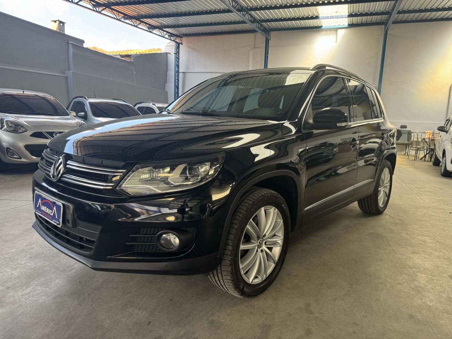 VOLKSWAGEN Tiguan