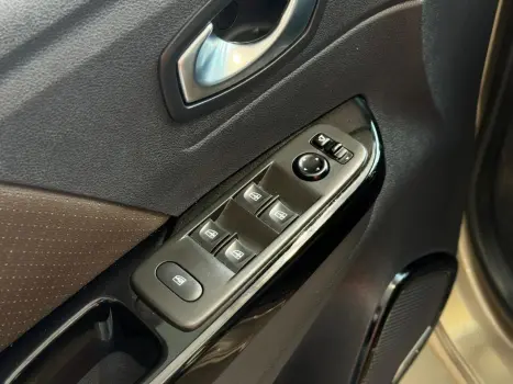 RENAULT Captur 1.3 16V 4P FLEX TCE ICONIC TURBO X-TRONIC AUTOM�TICO CVT, Foto 9