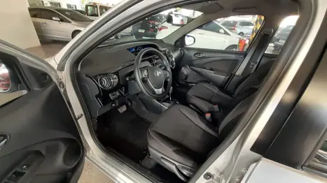 TOYOTA Etios Hatch 1.5 16V 4P FLEX XS AUTOMTICO, Foto 4