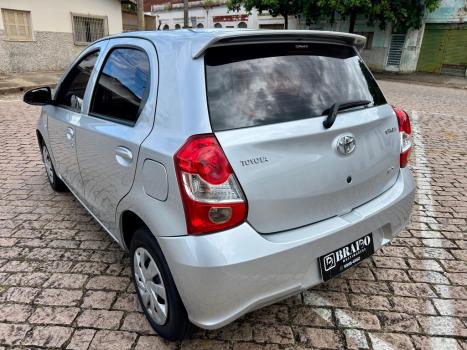 TOYOTA Etios Hatch 1.3 16V 4P FLEX X AUTOM�TICO, Foto 4