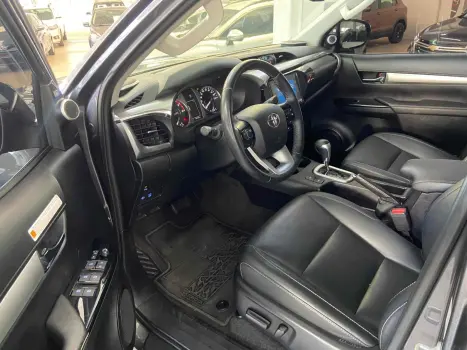 TOYOTA Hilux Caminhonete 2.8 16V SRX 4X4 TURBO DIESEL CABINE DUPLA AUTOMÁTICO, Foto 8 TOYOTA Hilux Caminhonete 2.8 16V SRX 4X4 TURBO DIESEL CABINE DUPLA AUTOMÁTICO, Foto 8