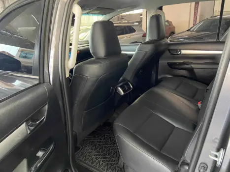 TOYOTA Hilux Caminhonete 2.8 16V SRX 4X4 TURBO DIESEL CABINE DUPLA AUTOMÁTICO, Foto 10 TOYOTA Hilux Caminhonete 2.8 16V SRX 4X4 TURBO DIESEL CABINE DUPLA AUTOMÁTICO, Foto 10