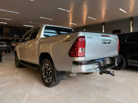 TOYOTA Hilux Caminhonete 2.8 16V SRX 4X4 DIESEL CABINE DUPLA AUTOM�TICO, Foto 4