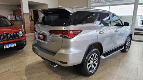 TOYOTA Hilux SW4 2.8 4P SRX 4X4 TURBO DIESEL AUTOMÁTICO, Foto 4 TOYOTA Hilux SW4 2.8 4P SRX 4X4 TURBO DIESEL AUTOMÁTICO, Foto 4