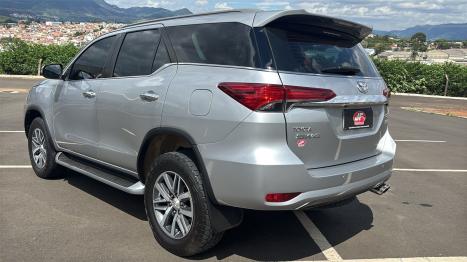 TOYOTA Hilux SW4 2.8 4P SRX 4X4 TURBO DIESEL AUTOMTICO, Foto 4