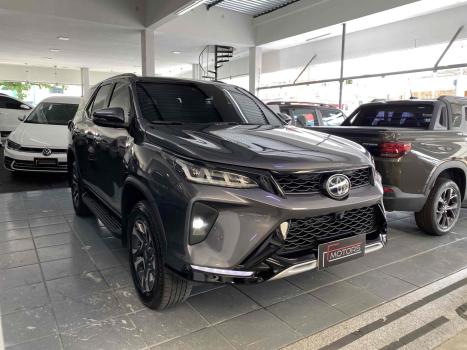 TOYOTA Hilux SW4 2.8 4P SRX 4X4 DIAMOND 7 LUGARES TURBO DIESEL AUTOMTICO, Foto 3