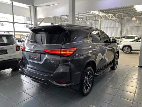 TOYOTA Hilux SW4 2.8 4P SRX 4X4 DIAMOND 7 LUGARES TURBO DIESEL AUTOM�TICO, Foto 4