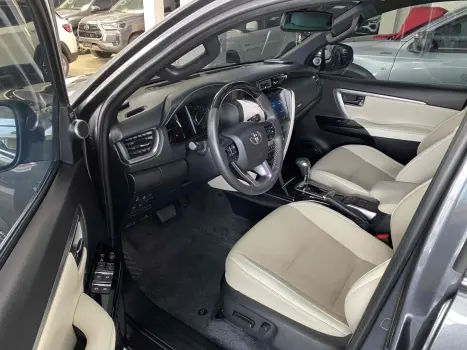 TOYOTA Hilux SW4 2.8 4P SRX 4X4 DIAMOND 7 LUGARES TURBO DIESEL AUTOM�TICO, Foto 8