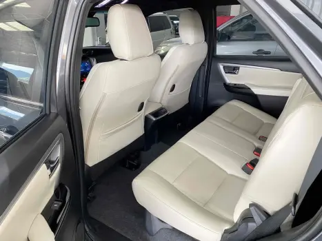 TOYOTA Hilux SW4 2.8 4P SRX 4X4 DIAMOND 7 LUGARES TURBO DIESEL AUTOM�TICO, Foto 10