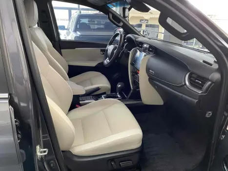 TOYOTA Hilux SW4 2.8 4P SRX 4X4 DIAMOND 7 LUGARES TURBO DIESEL AUTOM�TICO, Foto 15