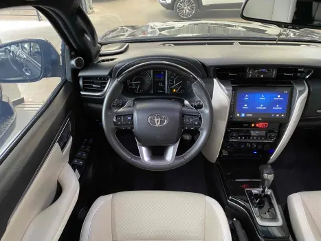 TOYOTA Hilux SW4 2.8 4P SRX 4X4 DIAMOND 7 LUGARES TURBO DIESEL AUTOM�TICO, Foto 16