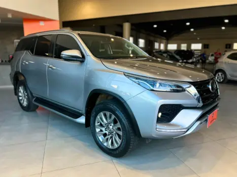 TOYOTA Hilux SW4 2.8 16V 4P SRX 4X4 7 LUGARES TURBO DIESEL AUTOM�TICO, Foto 3