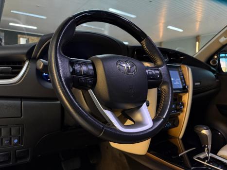 TOYOTA Hilux SW4 2.8 4P SRX 4X4 DIAMOND 7 LUGARES TURBO DIESEL AUTOM�TICO, Foto 5