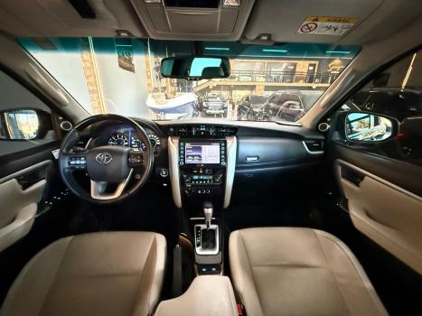 TOYOTA Hilux SW4 2.8 4P SRX 4X4 DIAMOND 7 LUGARES TURBO DIESEL AUTOM�TICO, Foto 8