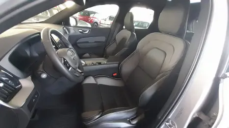 VOLVO XC60 2.0 16V 4P T8 RECHARGE HBRIDO ULTIMATE DARK AWD TURBO GEARTRONIC AUTOMTICO, Foto 4
