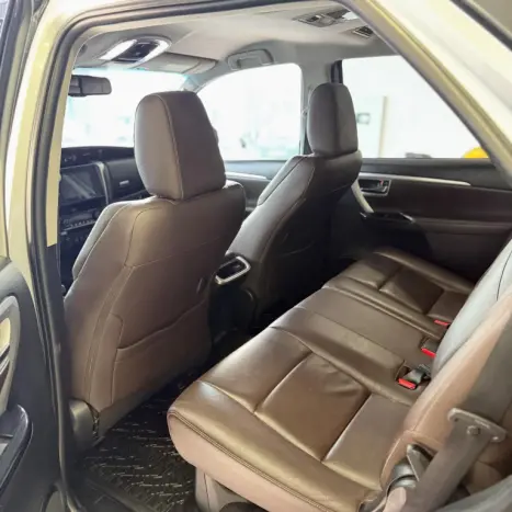 TOYOTA Hilux SW4 2.8 16V 4P SRX PLATINUM 4X4 7 LUGARES TURBO DIESEL AUTOMTICO, Foto 3