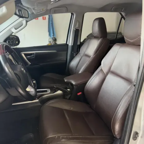 TOYOTA Hilux SW4 2.8 16V 4P SRX PLATINUM 4X4 7 LUGARES TURBO DIESEL AUTOMTICO, Foto 9