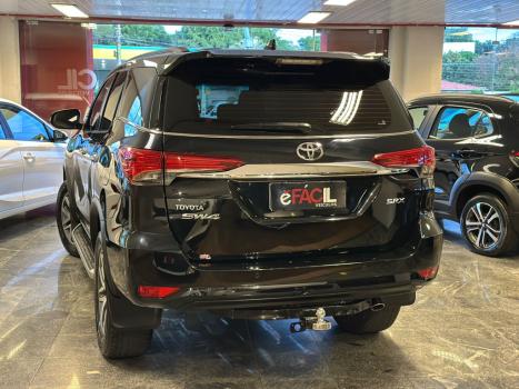 TOYOTA Hilux SW4 2.8 4P SRX 4X4 TURBO DIESEL AUTOMTICO, Foto 4