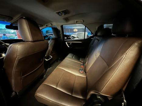 TOYOTA Hilux SW4 2.8 4P SRX 4X4 TURBO DIESEL AUTOMTICO, Foto 8
