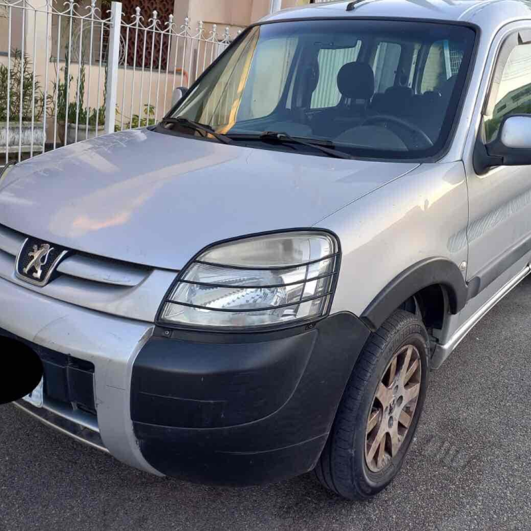 Comprar Furgaop Peugeot Partner 1.6 16v 4P Flex Escapade Prata 2011 em