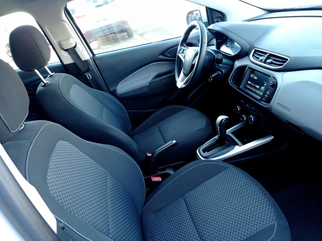 CHEVROLET Onix Hatch - Foto