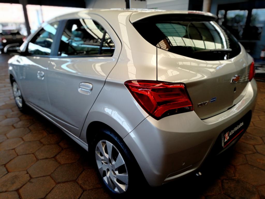 CHEVROLET Onix Hatch - Foto