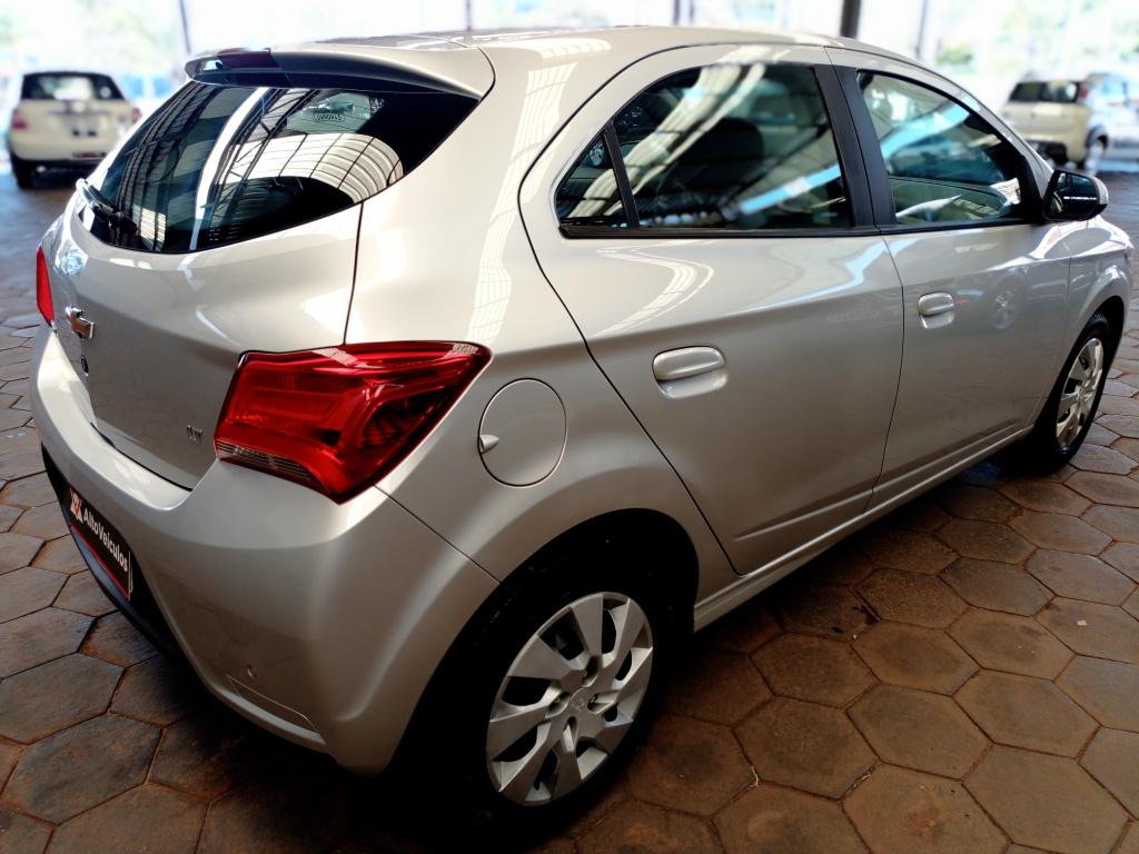 CHEVROLET Onix Hatch - Foto