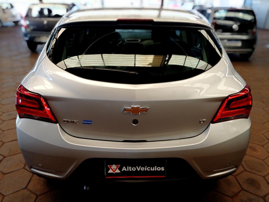 CHEVROLET Onix Hatch - Foto