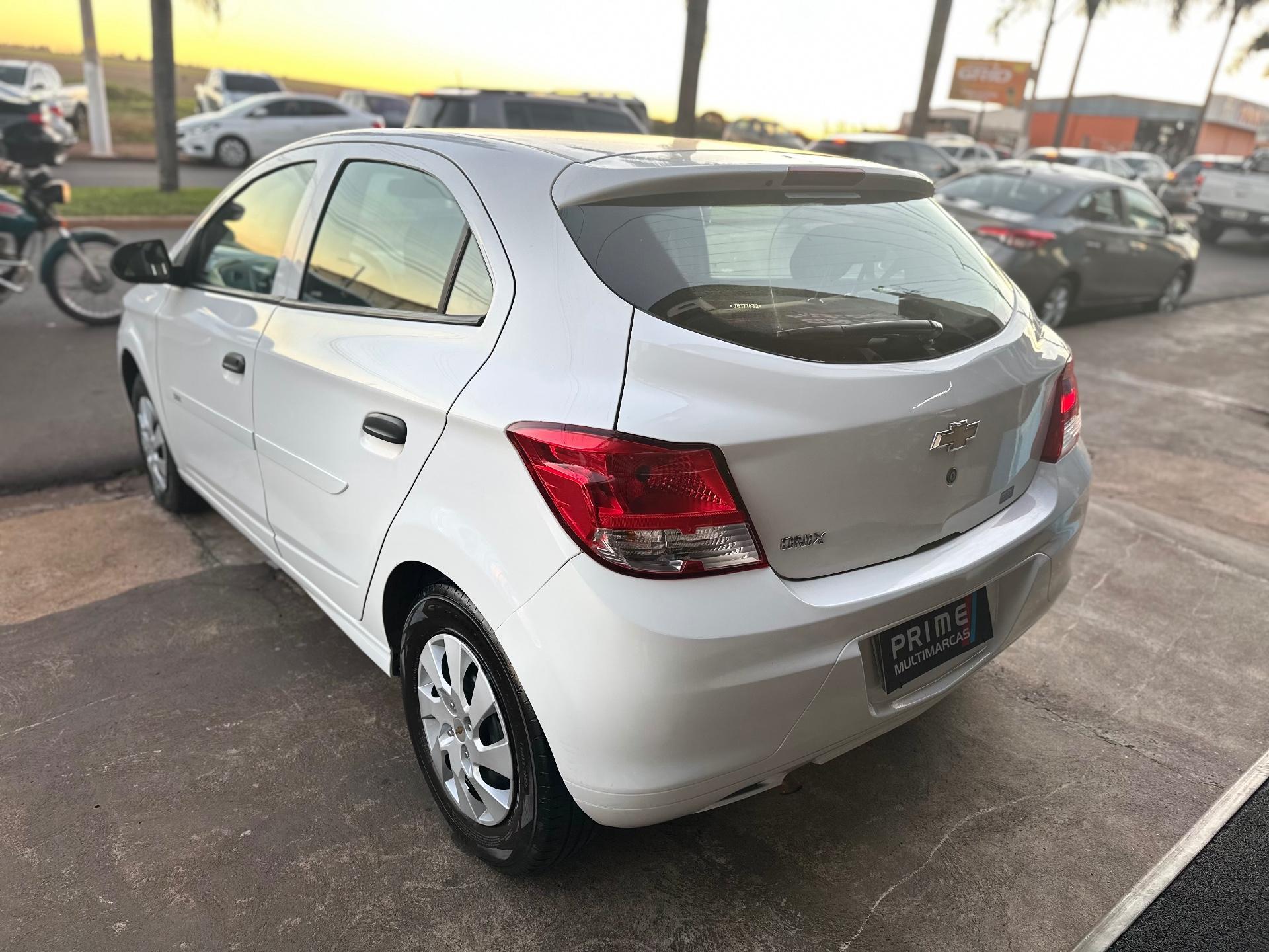 CHEVROLET Onix Hatch - Foto