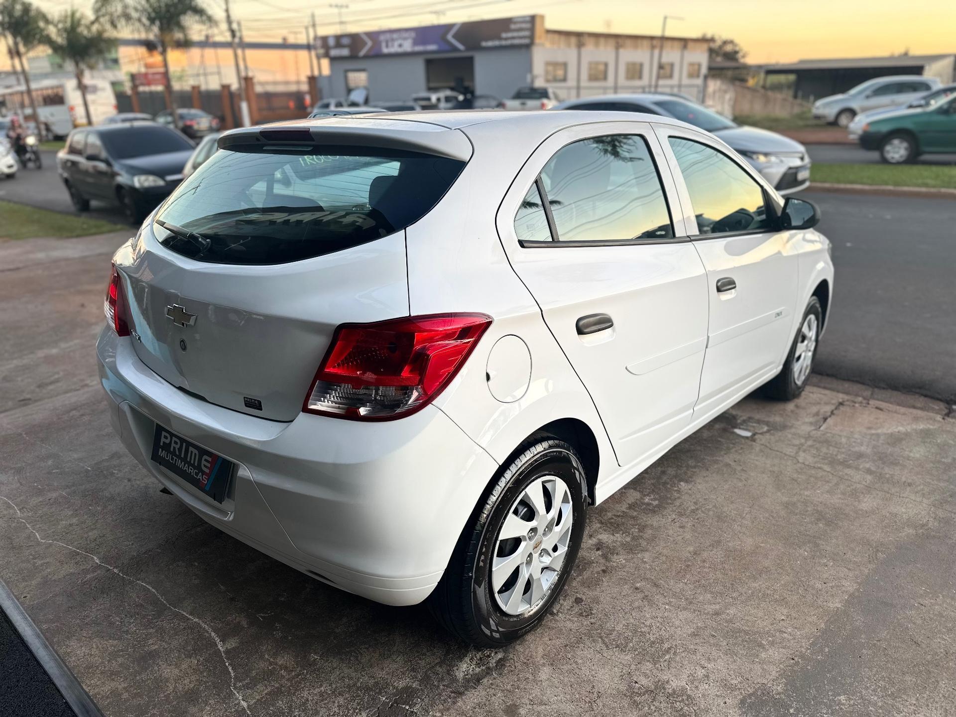 CHEVROLET Onix Hatch - Foto