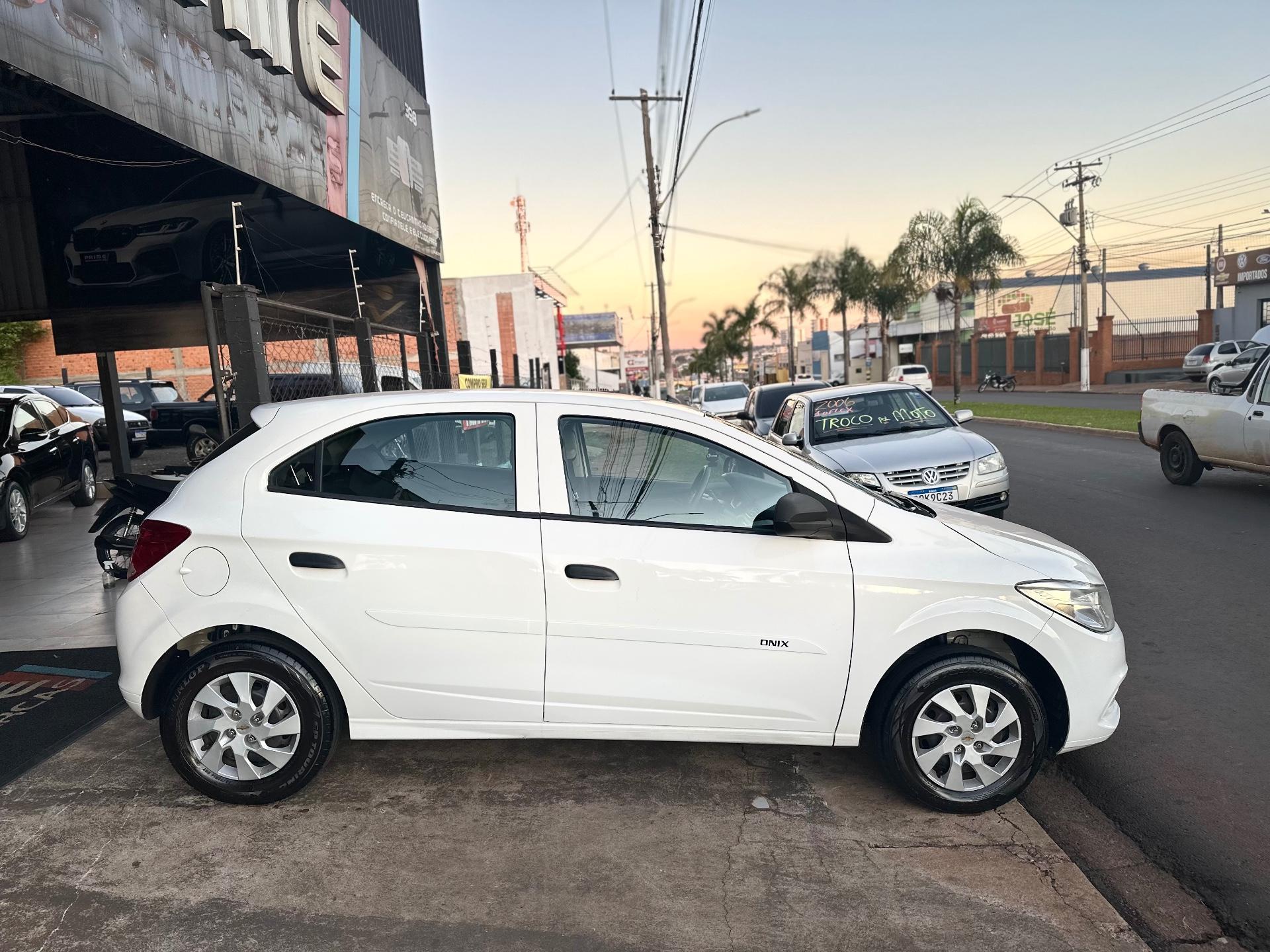 CHEVROLET Onix Hatch - Foto