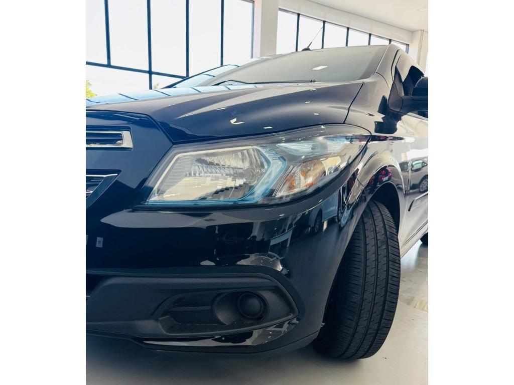 CHEVROLET Onix Hatch - Foto